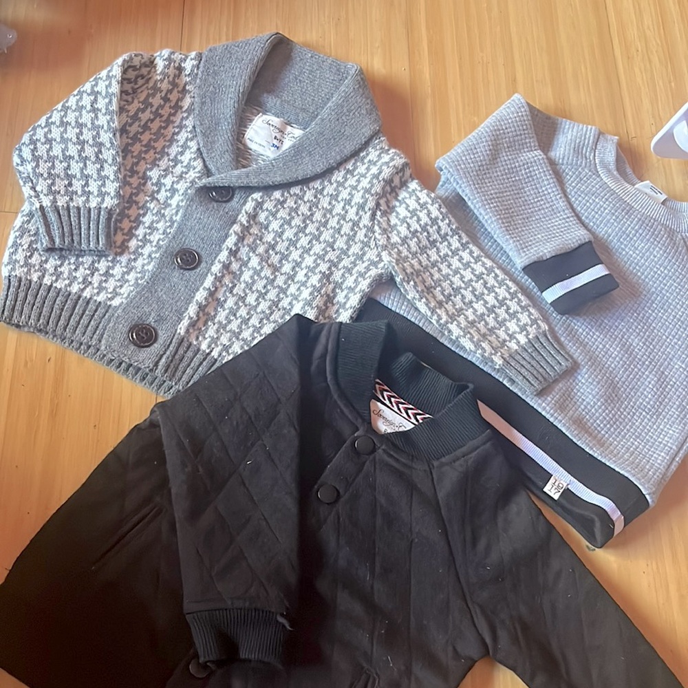 Sweaters size 3 to 6 Months